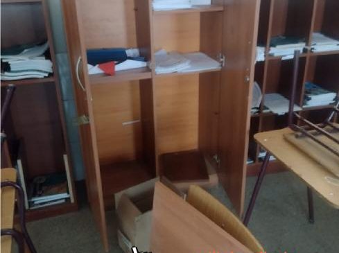 Ladrones y cochinos; delincuentes orinan y defecan luego de robar en colegio de Quilicura